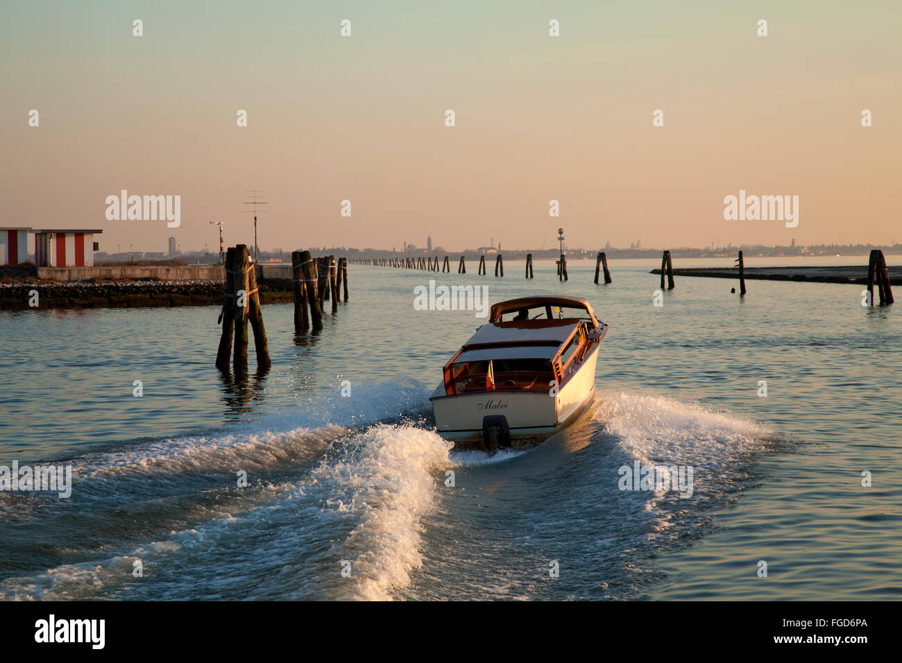 Il taxi acqueo attraversando la laguna dall'aeroporto di Venezia al tramonto Foto Stock