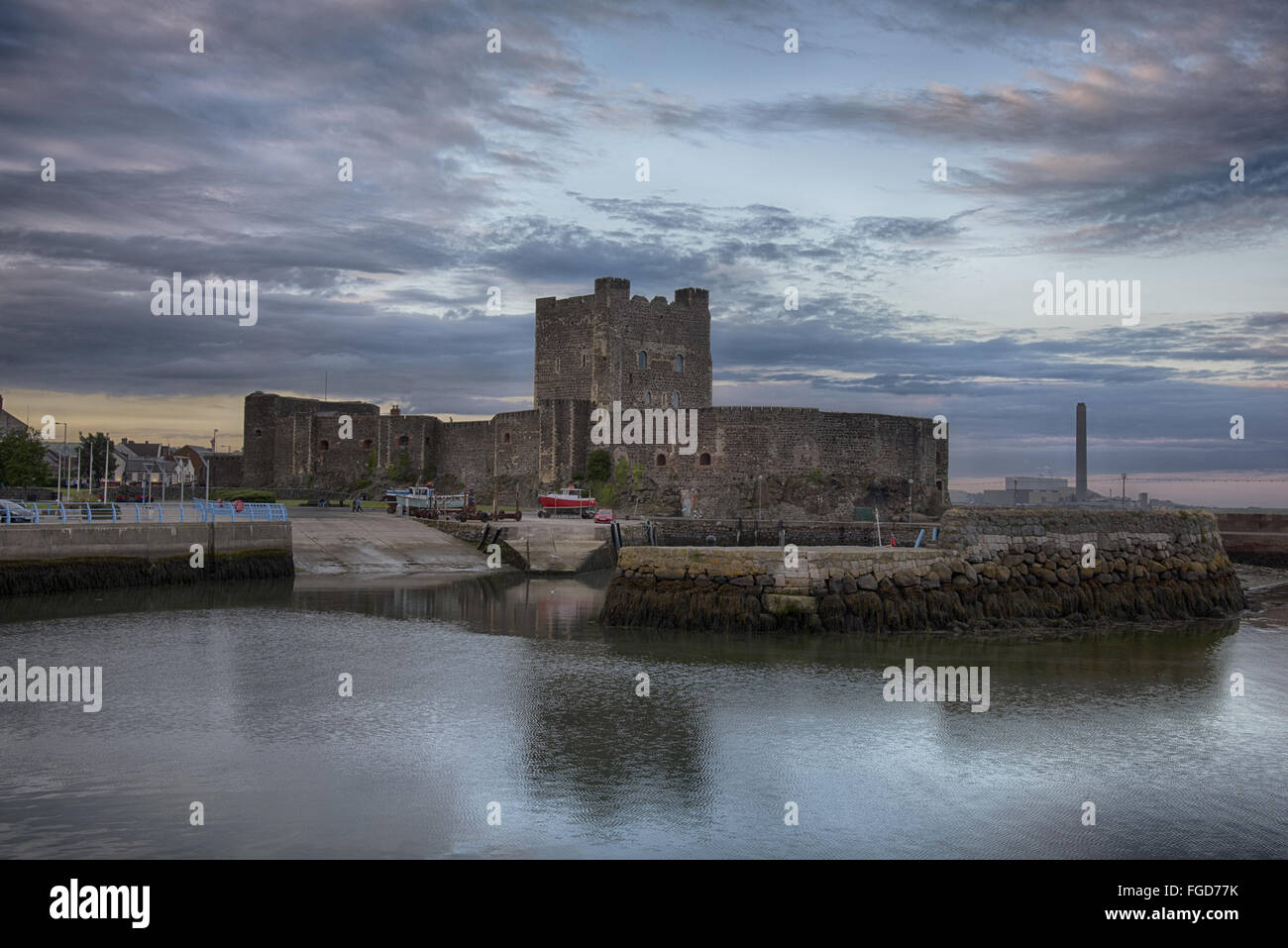 Vista sul porto al castello normanno al tramonto, Castello di Carrickfergus, Carrickfergus, Belfast Lough, County Antrim, Irlanda del Nord, Agosto Foto Stock