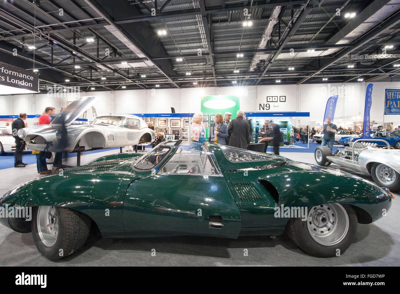 ExCel, London, Regno Unito. 18 Febbraio, 2016. Il giorno di apertura della seconda London Classic Car Show a ExCel nei Docklands di Londra porta i mondi classic cars e supercars sotto un unico tetto. La costruzione della leggenda caratteristiche stand una replica esatta del Malcolm Sayer 1966 Jaguar XJ13. Credito: Malcolm Park editoriale/Alamy Live News Foto Stock