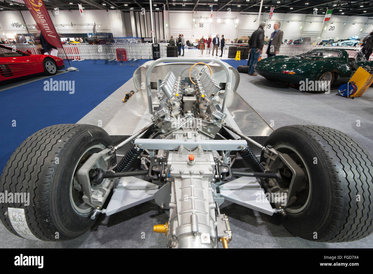 ExCel, London, Regno Unito. 18 Febbraio, 2016. Il giorno di apertura della seconda London Classic Car Show a ExCel nei Docklands di Londra porta i mondi classic cars e supercars sotto un unico tetto. La costruzione della leggenda caratteristiche stand una replica esatta del Malcolm Sayer 1966 Jaguar XJ13. Credito: Malcolm Park editoriale/Alamy Live News Foto Stock