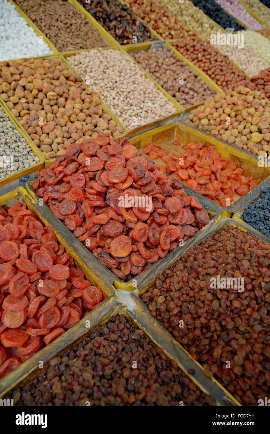 Frutta secca per la vendita al mercato Karokol, Kyrgyzsta Foto Stock