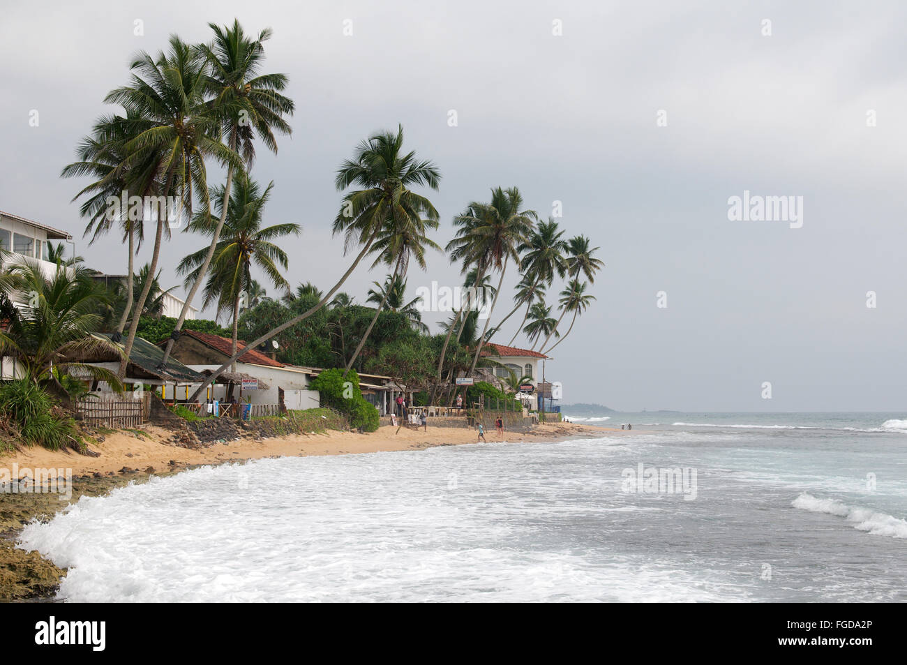 Tempesta sulla costa tropicale, Hikkaduwa, Sri Lanka, Sud Asia Foto Stock