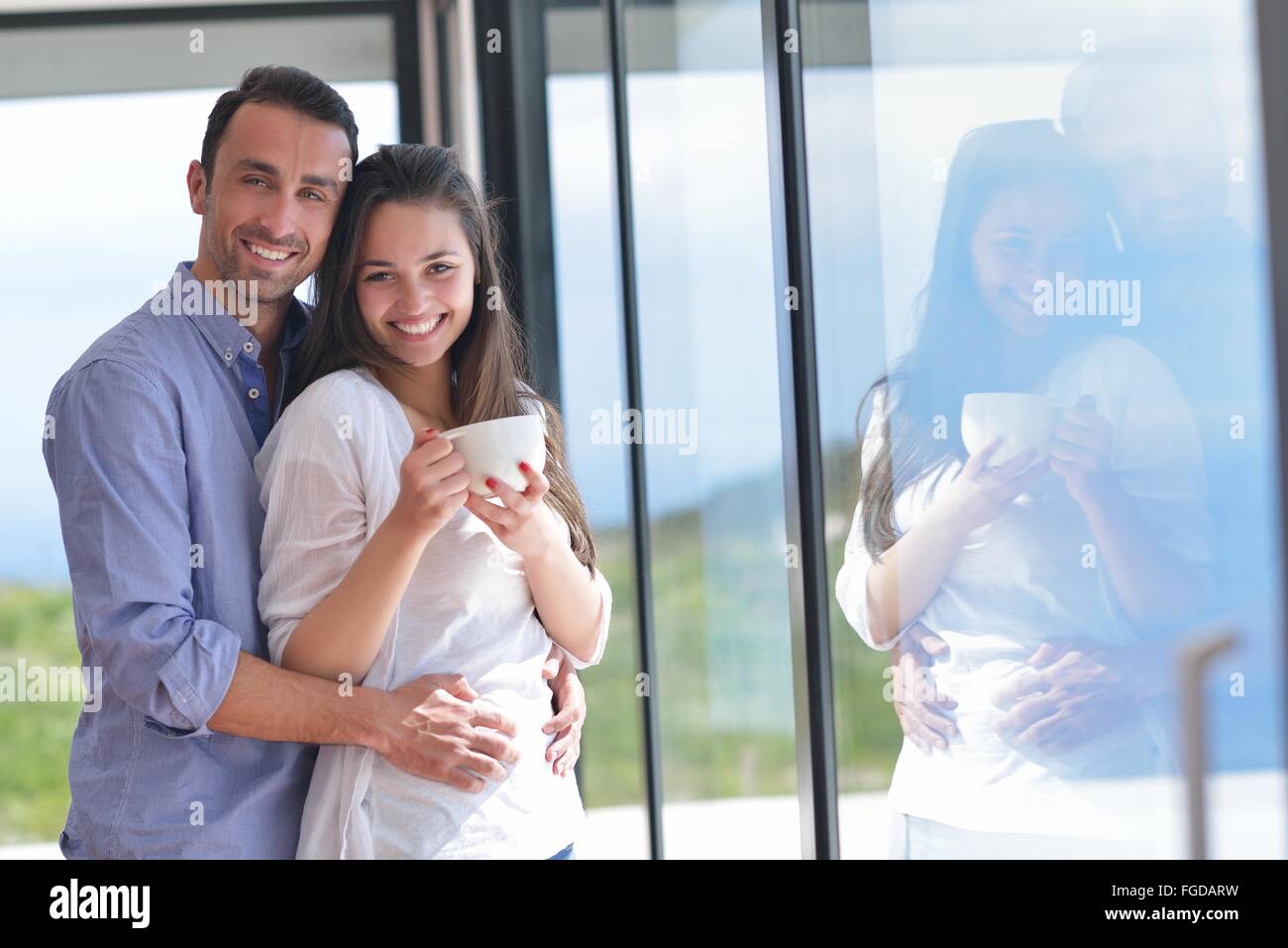 Coppia giovane rilassarsi a casa Foto Stock