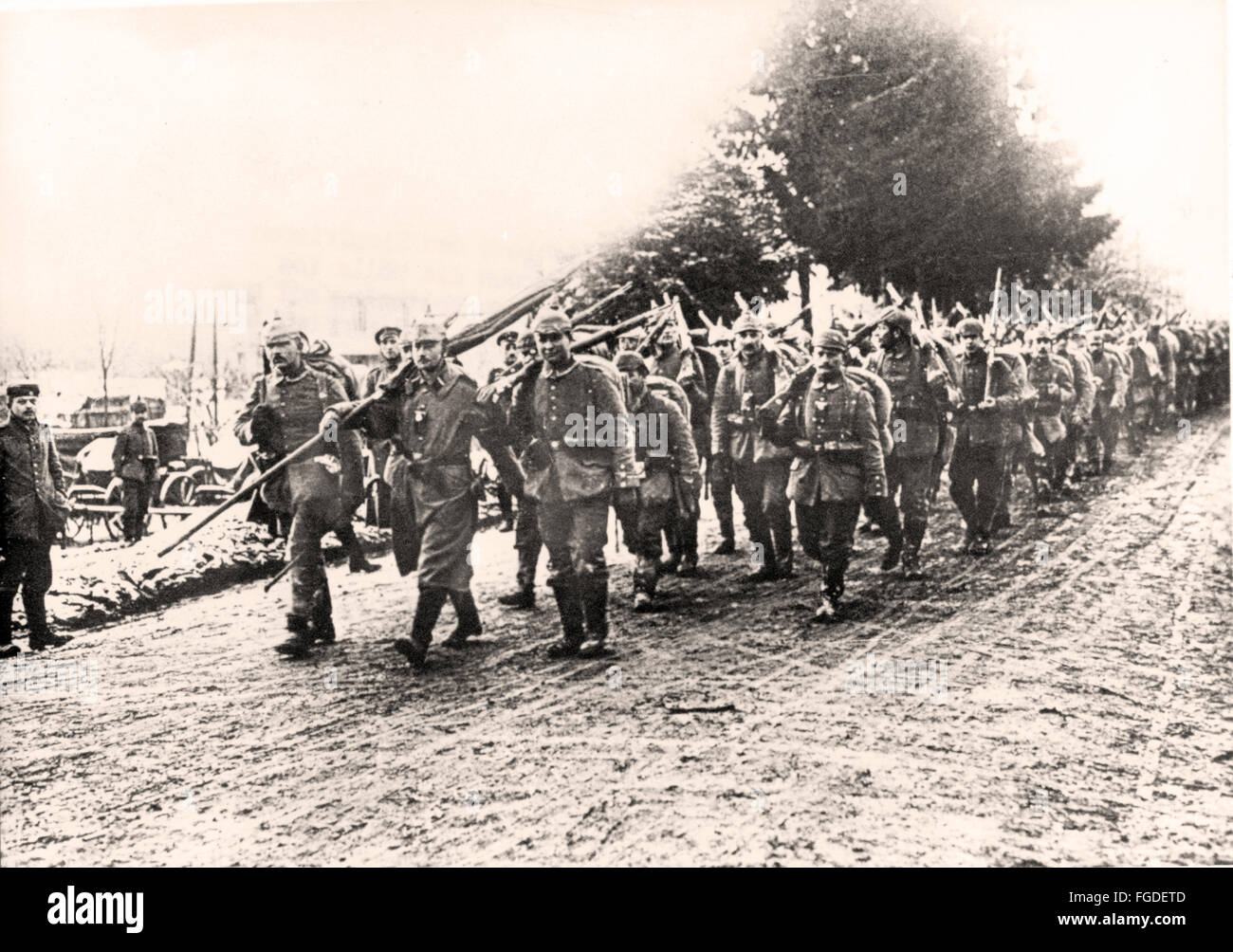 Fanteria tedesca sulla strada per le trincee anteriori durante la battaglia di Verdun in Francia all'inizio del 1916. La Battaglia di Verdun fu combattuta dal 21 febbraio al 20 dicembre 1916 e divenne il simbolo tedesco-francese della tragica insensibilità della guerra di trincea a causa delle lotte brutali e durate un mese. Fotoarchiv für Zeitgeschichte Foto Stock