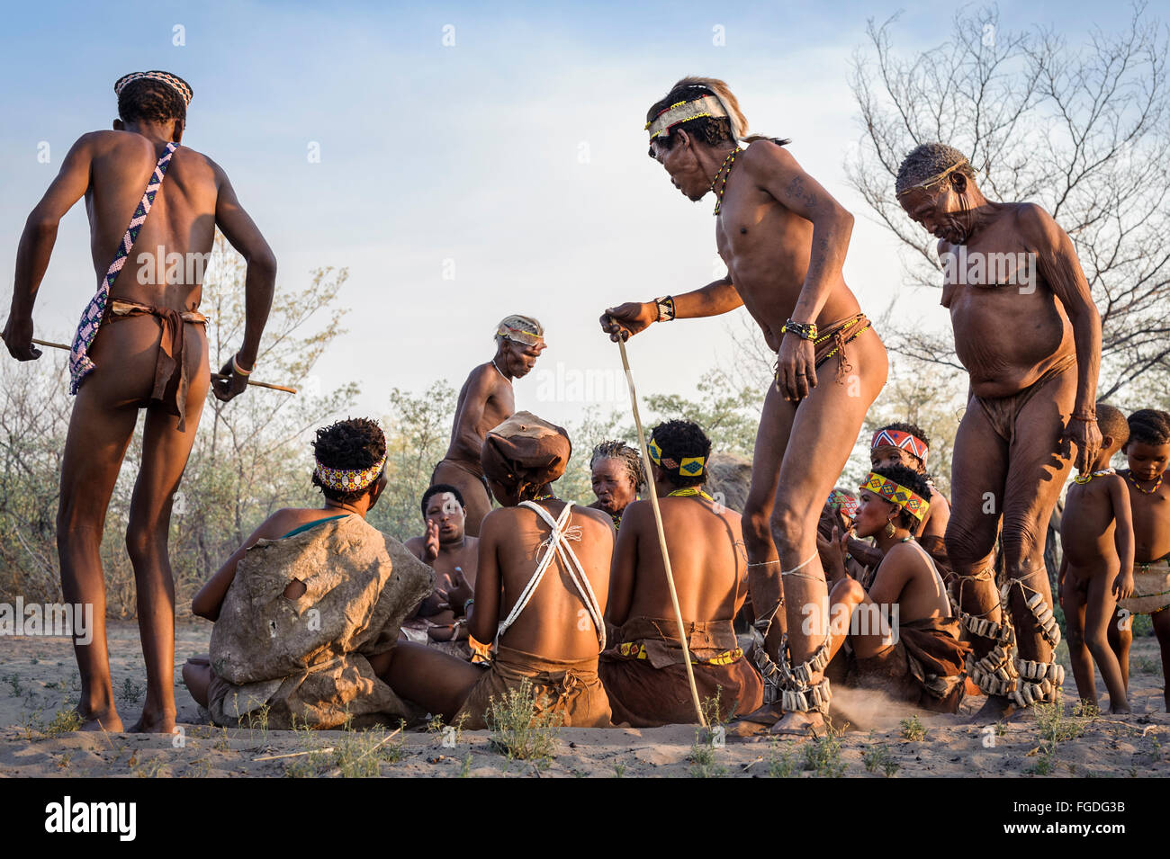 Kalahari San la gente ballare in cerchi intorno a persone di sedersi per terra e cantando. Foto Stock