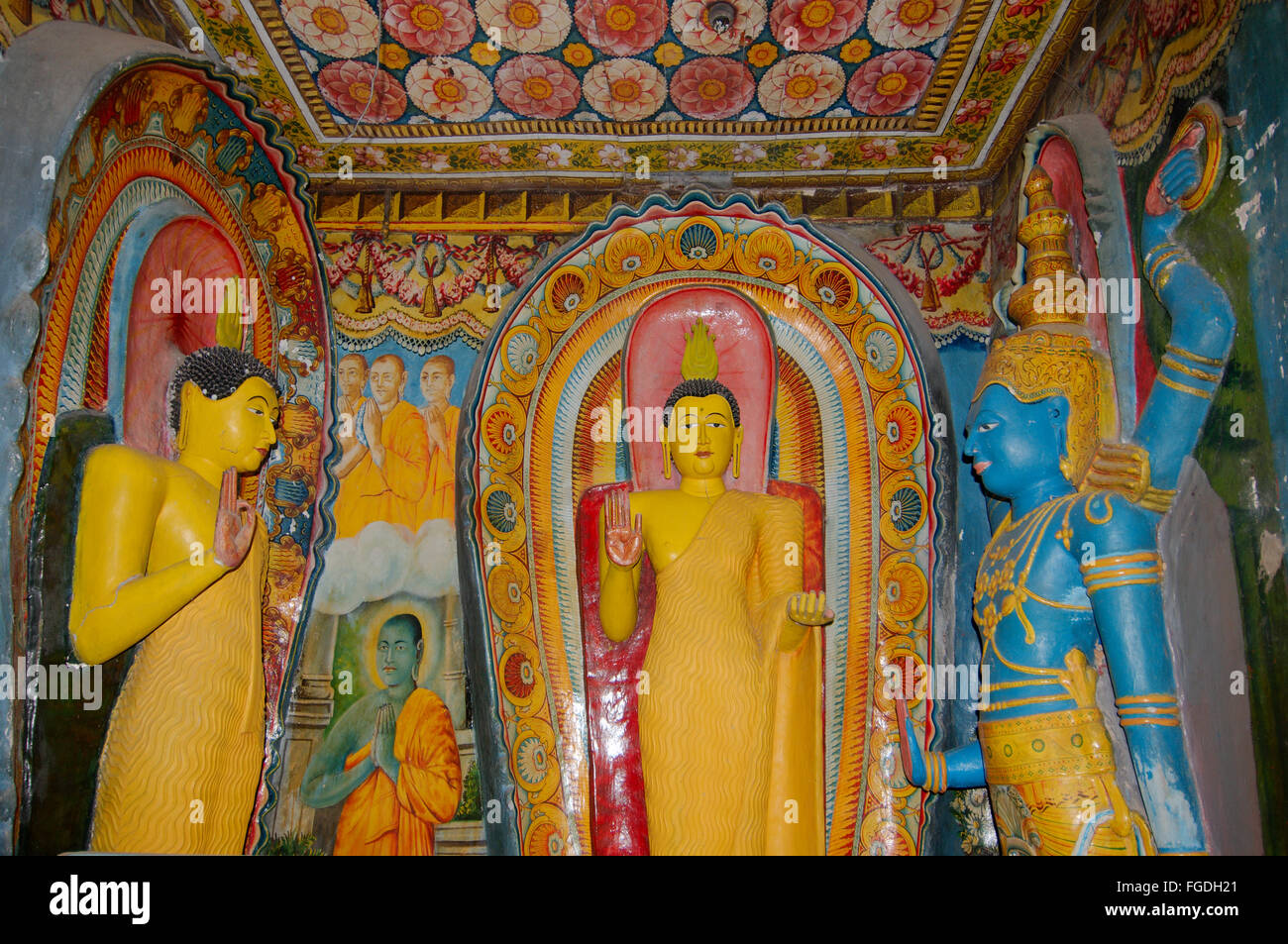 Statue di Divinità buddiste in Kumara Kanda Kumara Maha Viharaya o Kumara Maha Viharaya, tempio buddista, Hikkaduwa, Sri Lanka, così Foto Stock