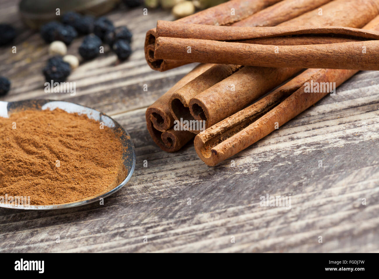 Asian spezie indiane ingredienti curry paprika in polvere su vintage tavolo in legno Foto Stock