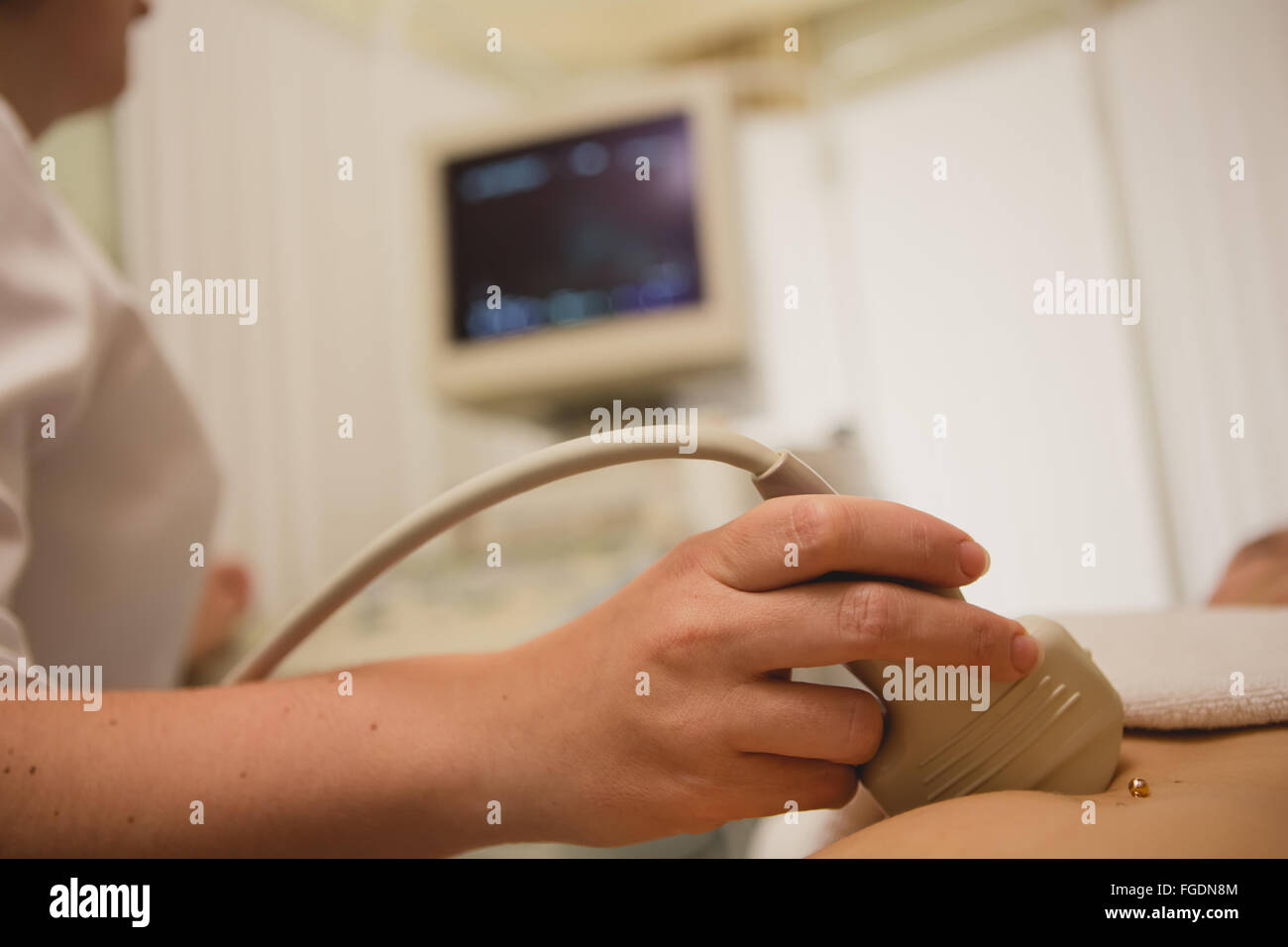 A ultrasuoni per imaging di addome Foto Stock