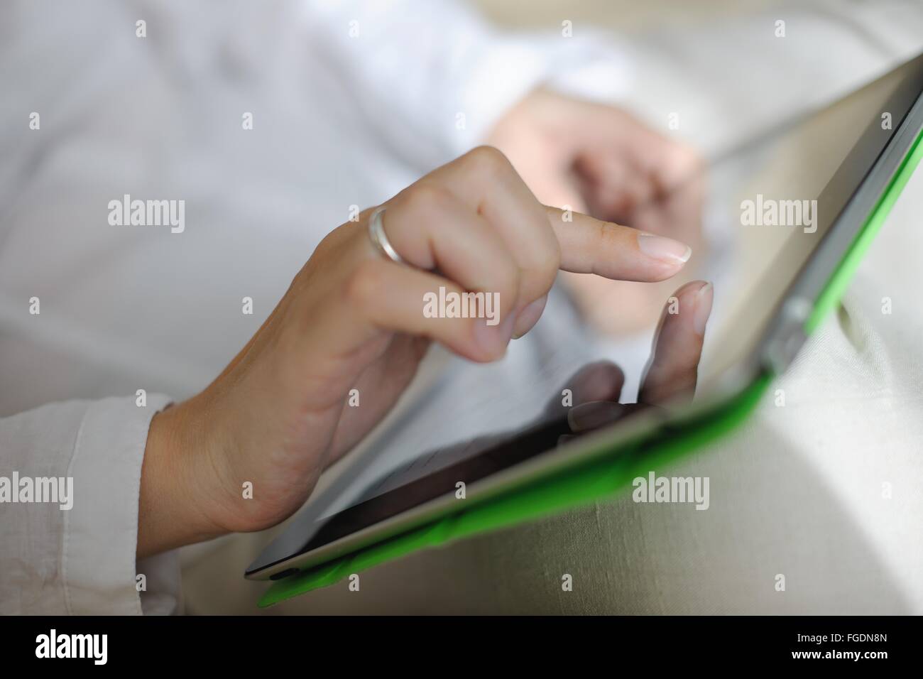 Donna che utilizza un tablet pc a casa Foto Stock