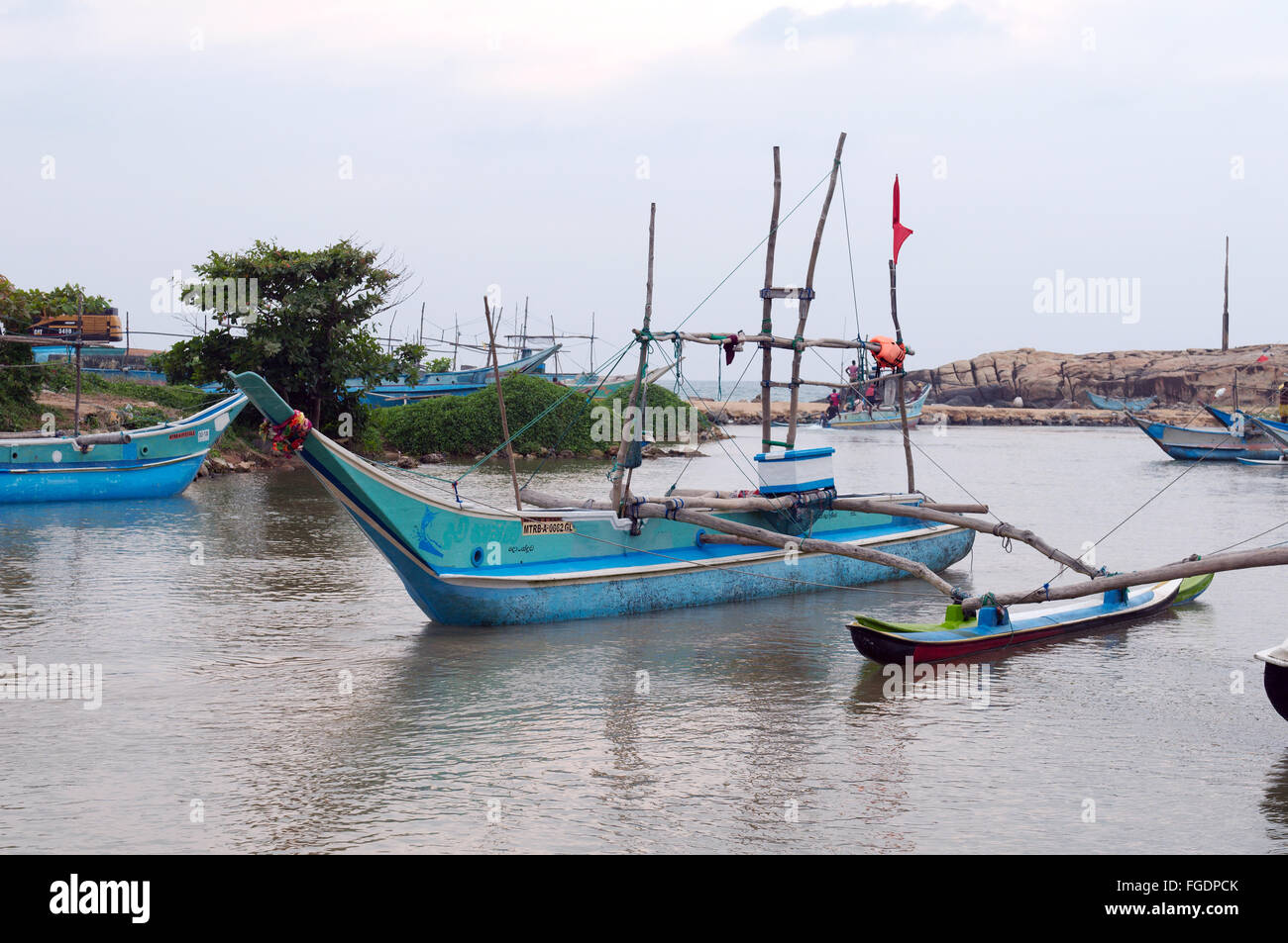 Catamarano tradizionali barche da pesca dello Sri Lanka sono in laguna, Hikkaduwa, Sri Lanka, Sud Asia Foto Stock