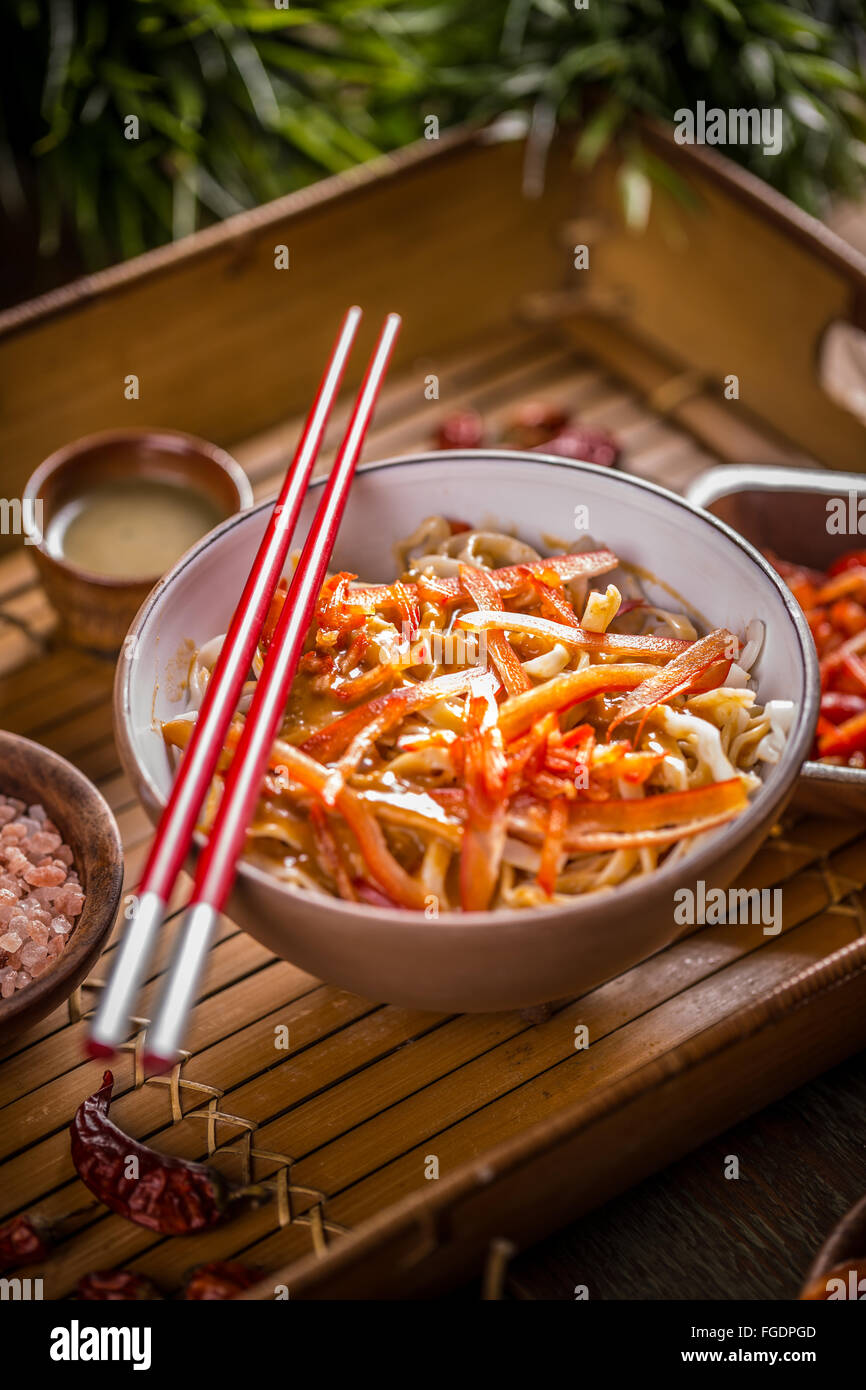 Deliziosi spaghetti di riso con bacchette Foto Stock