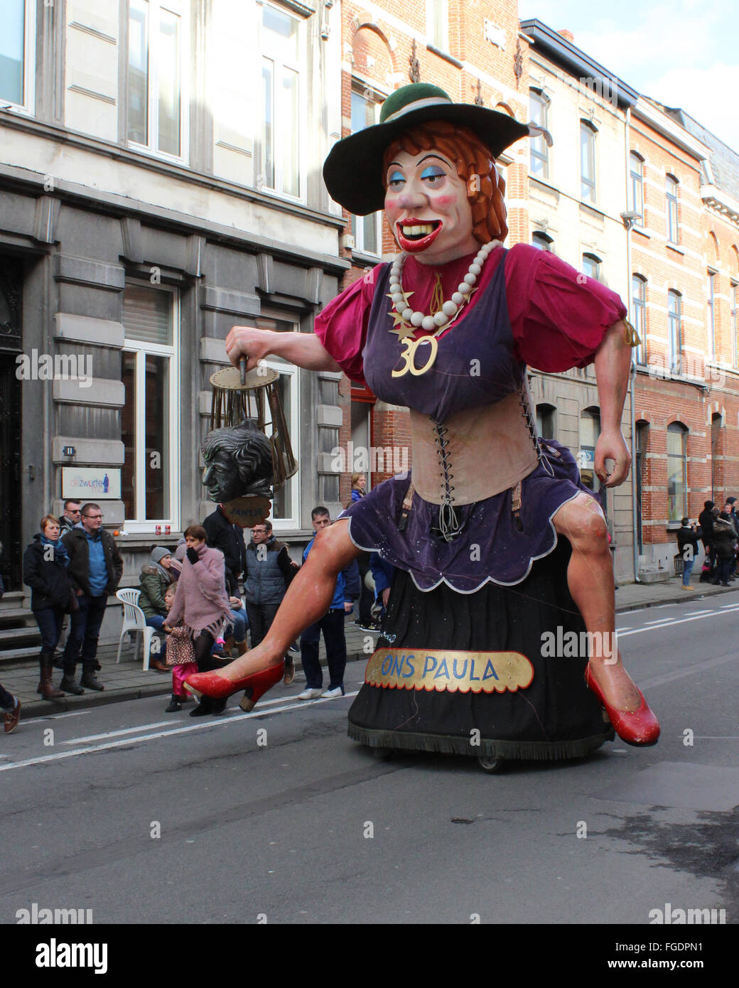 AALST, Belgio, 7 febbraio 2016: gigante e 'Voil Jeanet' 'Ons Paula". Un partecipante annuali durante la sfilata di carnevale a Aalst. Foto Stock