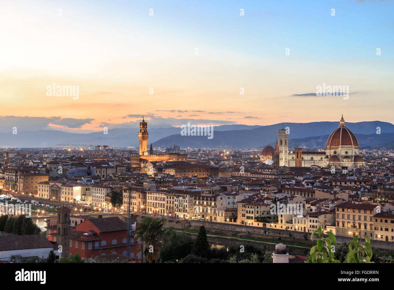 Vista superiore della città di Firenze con la vecchia ed edifici storici, su nuvoloso all'alba o del tramonto sullo sfondo del cielo. Foto Stock