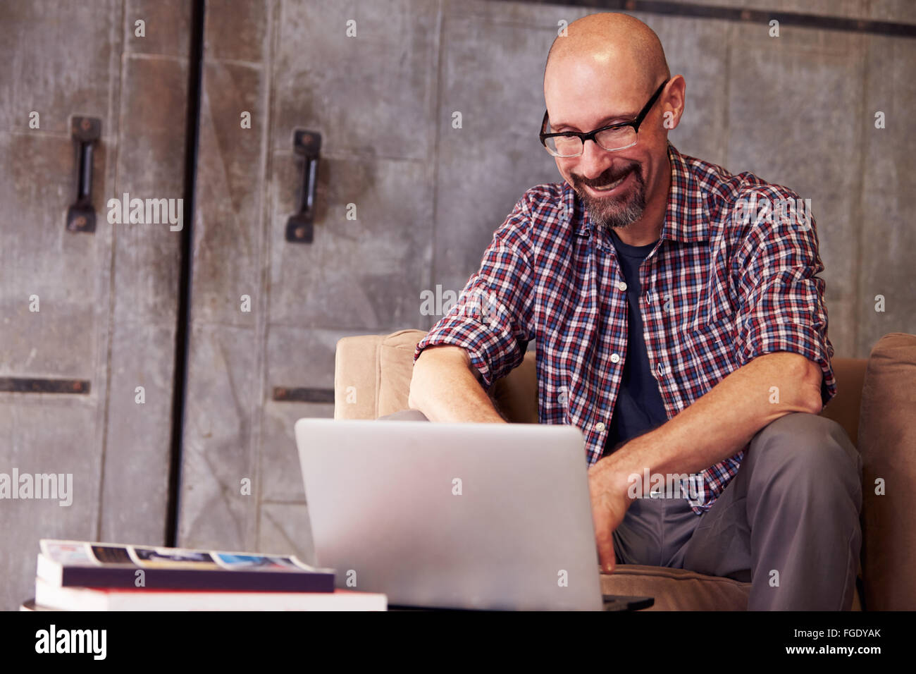 Designer maschio in un ufficio moderno lavorando sul computer portatile Foto Stock