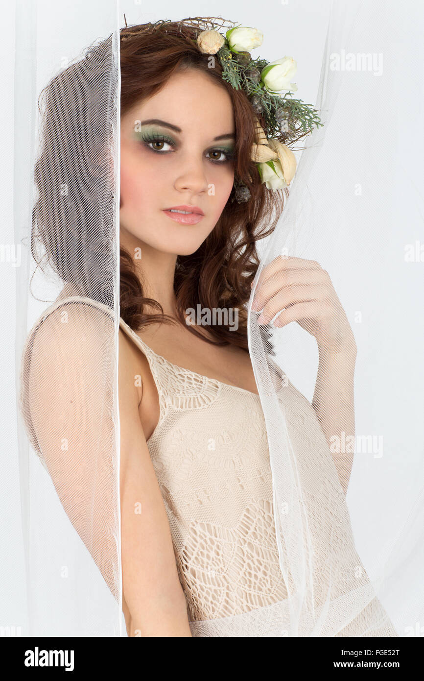 Giovane donna con disposizione del fiore come un copricapo Foto Stock