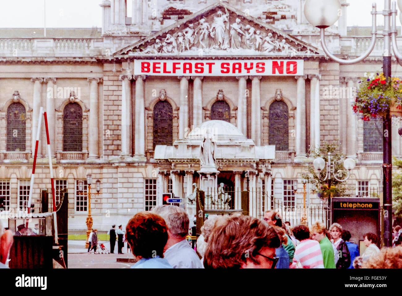 Belfast, Irlanda del Nord, 1985. "Belfast dice No' banner viene visualizzato su Belfast City Hall in opposizione all'Accordo anglo-irlandese. L Alta Corte ha ordinato il suo distacco il 7 febbraio 1986 in seguito dal partito dell'Alleanza. Esso è stato sostituito da un segno "interno" il Municipio (in una cupola sul tetto), ma ancora visibili dall'esterno che potrebbe non essere legiferato contro. Foto Stock