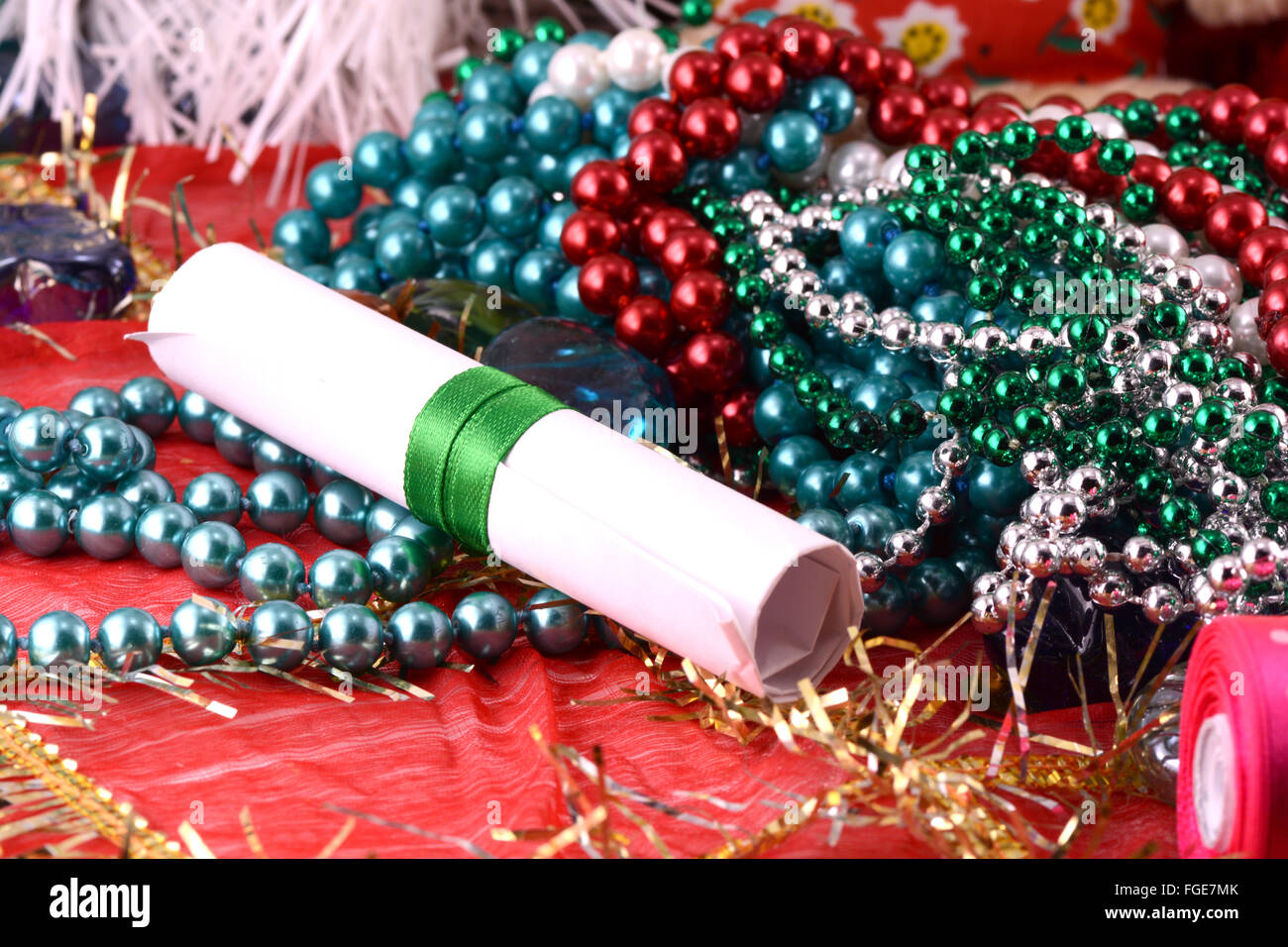 Elegante sfondo di Natale con decorazioni natalizie e scheda di invito Foto Stock