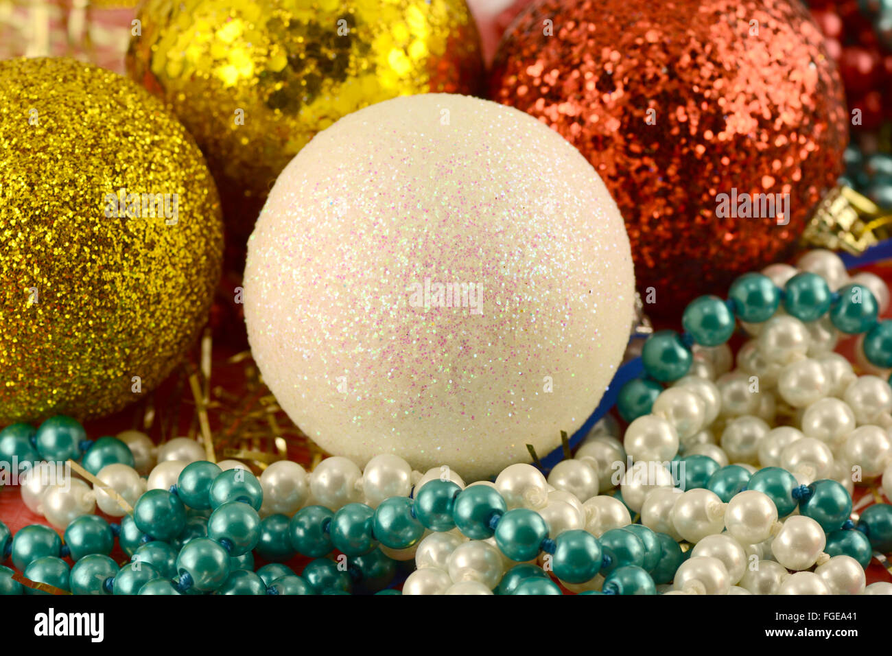 Sfondo di natale con il nuovo anno le sfere e le perle incastonate Foto Stock