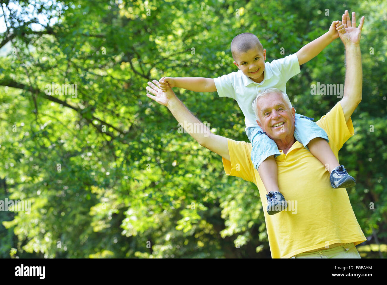 Felice nonno e il bambino in posizione di parcheggio Foto Stock