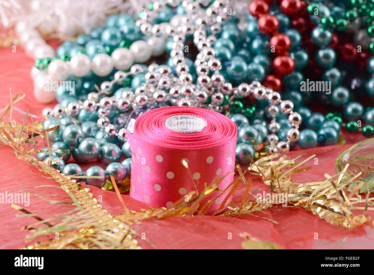 Le palle di Natale, diamanti e nastro, anno nuovo decorazione Foto Stock