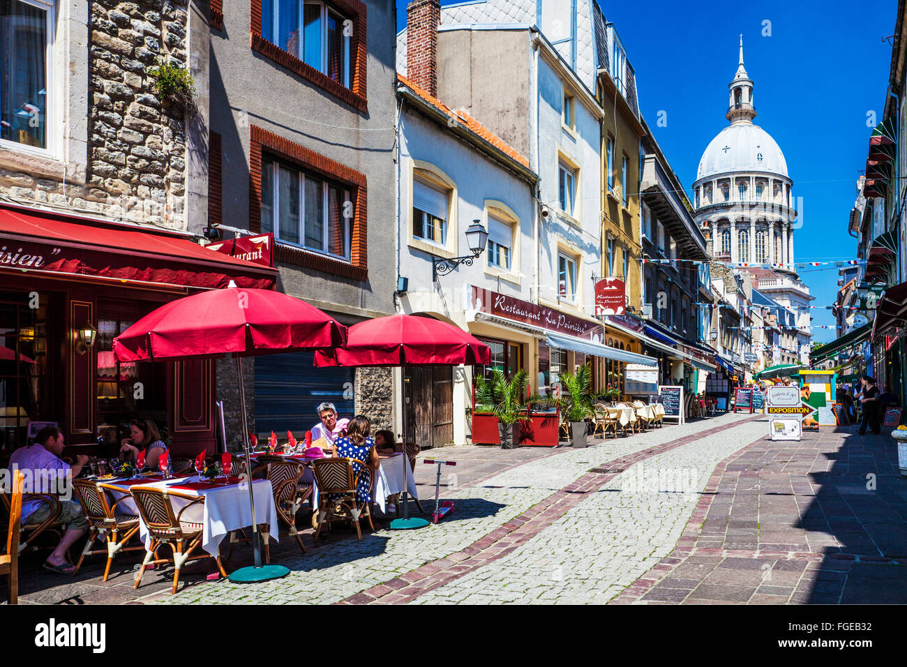 Rue de Lille, una stretta strada di ciottoli di ristoranti in Boulogne, Francia. Foto Stock