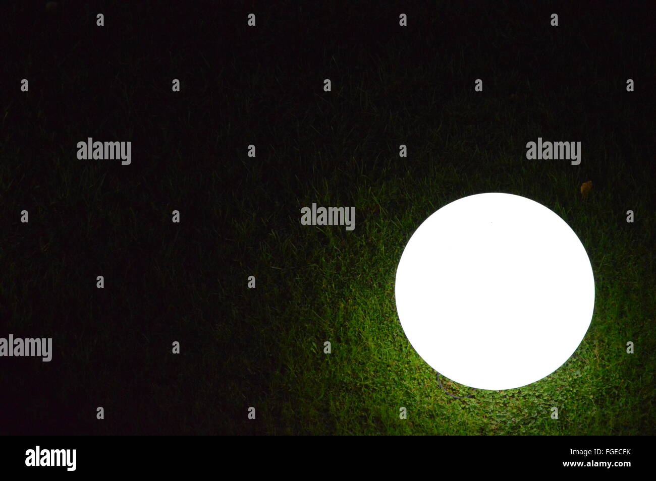 Una sfera di luce in un giardino Foto Stock