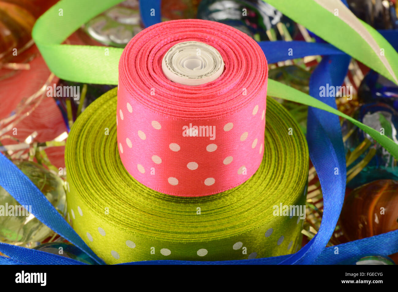 Un dono e un biglietto di auguri con fiocco rosso e nastro rosso per le celebrazioni e le vacanze. Illustrazione Vettoriale Foto Stock