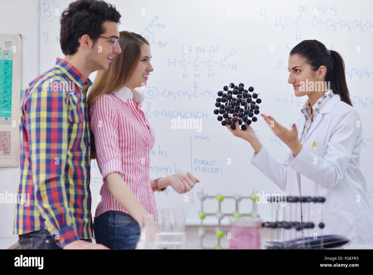 Felice gruppo di adolescenti a scuola Foto Stock