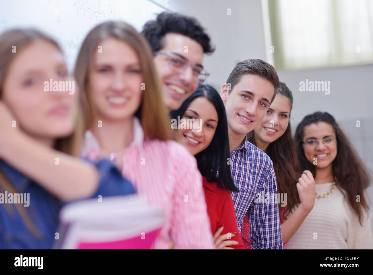 Felice gruppo di adolescenti a scuola Foto Stock