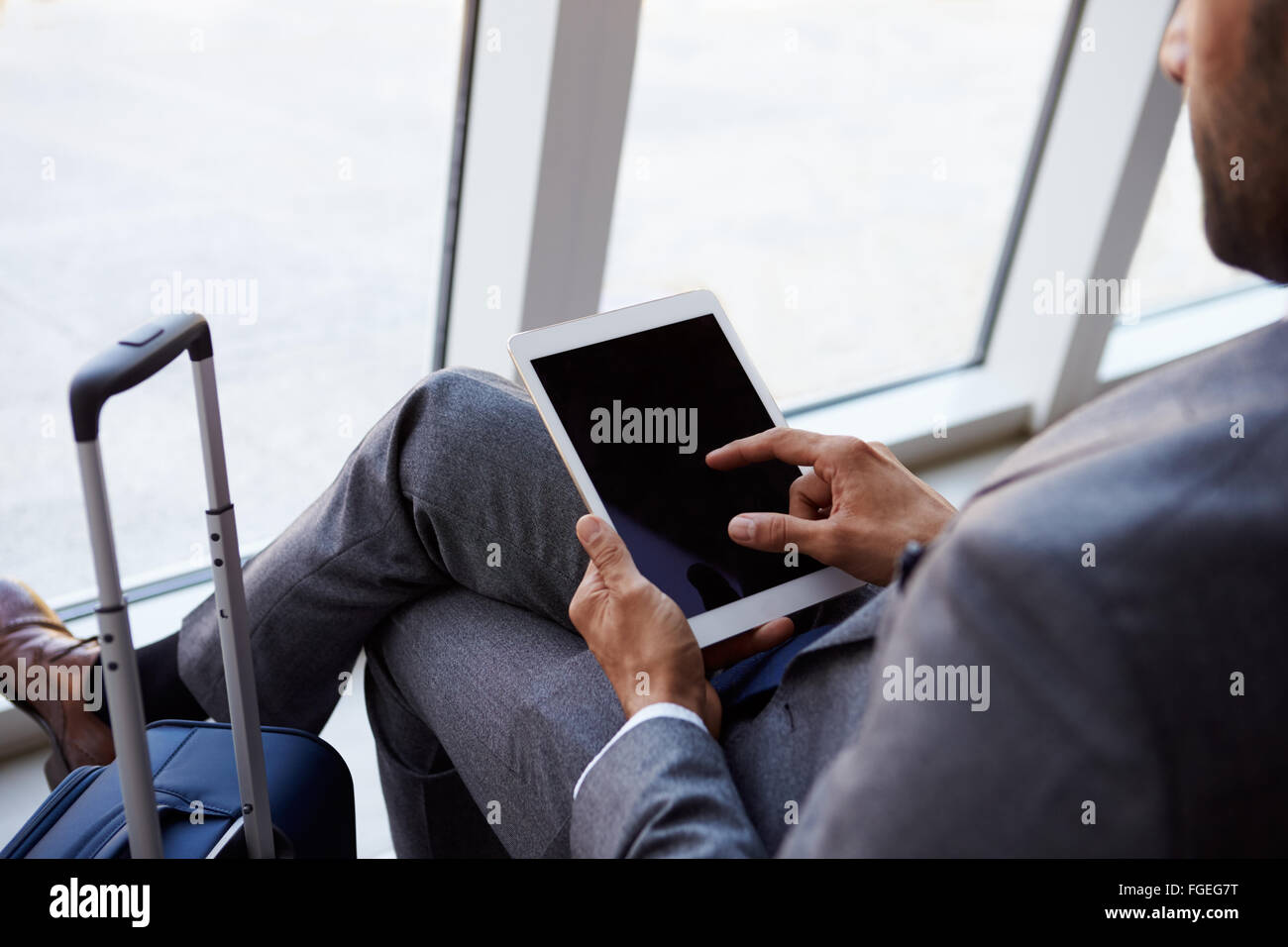 Imprenditore utilizzando digitale compressa In Airport Lounge di partenza Foto Stock
