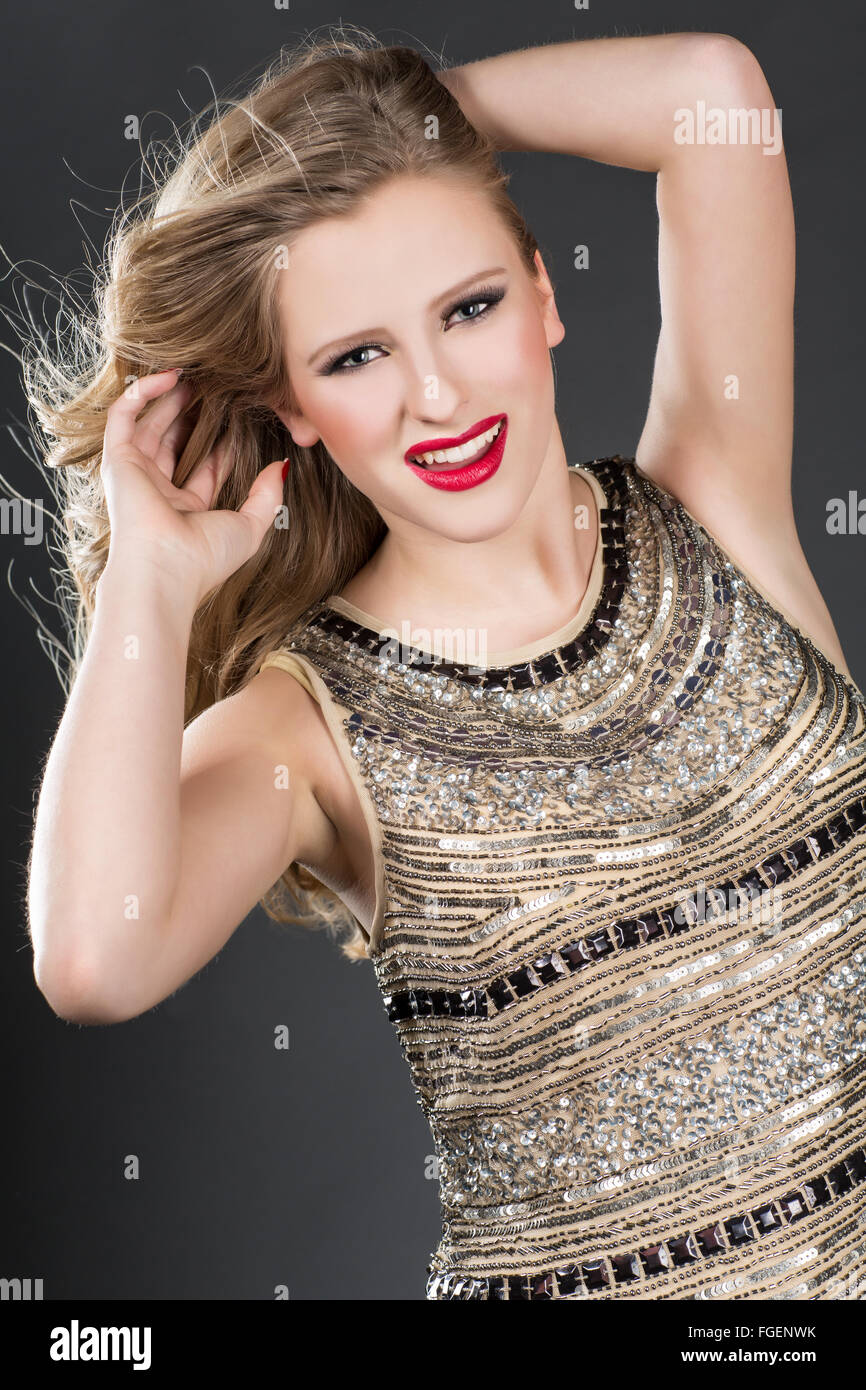 Giovane donna bionda in abito, ritratto, moda, lif Foto Stock