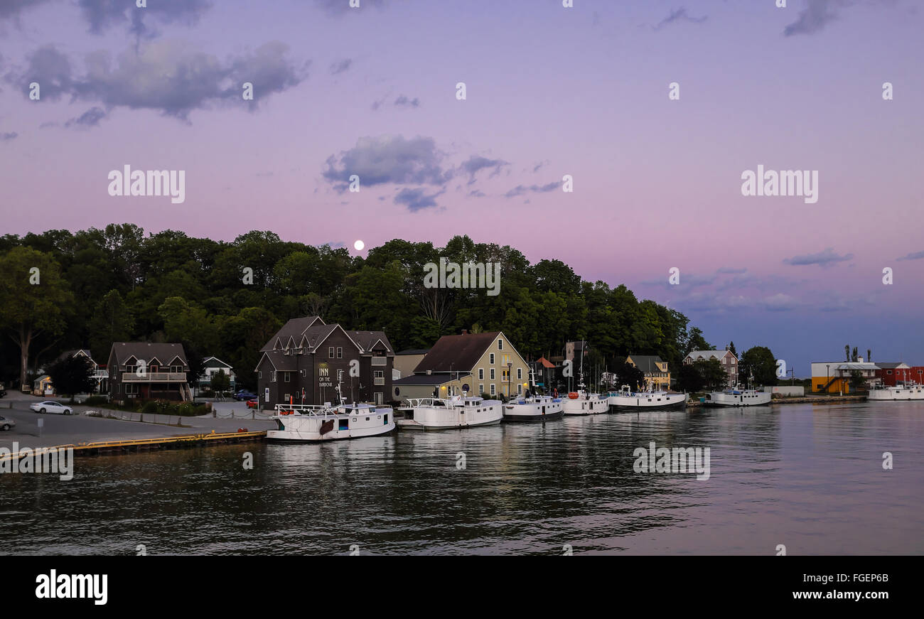 8 agosto 2015 - Port Stanley, Canada. Commerciale di pesca i pescherecci con reti da traino legato lungo il dock nel villaggio di pescatori di Port Stanley Foto Stock