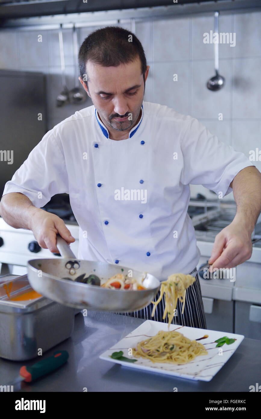 Lo chef prepara il cibo Foto Stock