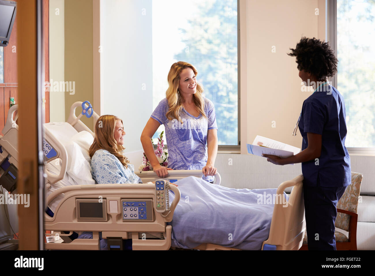I colloqui di infermiere a Madre con figlia adolescente in ospedale Foto Stock