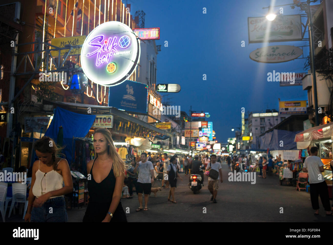 Bar, ristoranti e vita notturna a Khao San Road. Bangkok. Pressione di stallo di cibo. Bangkok. Khaosan Road o Khao San Road è una strada corta Foto Stock