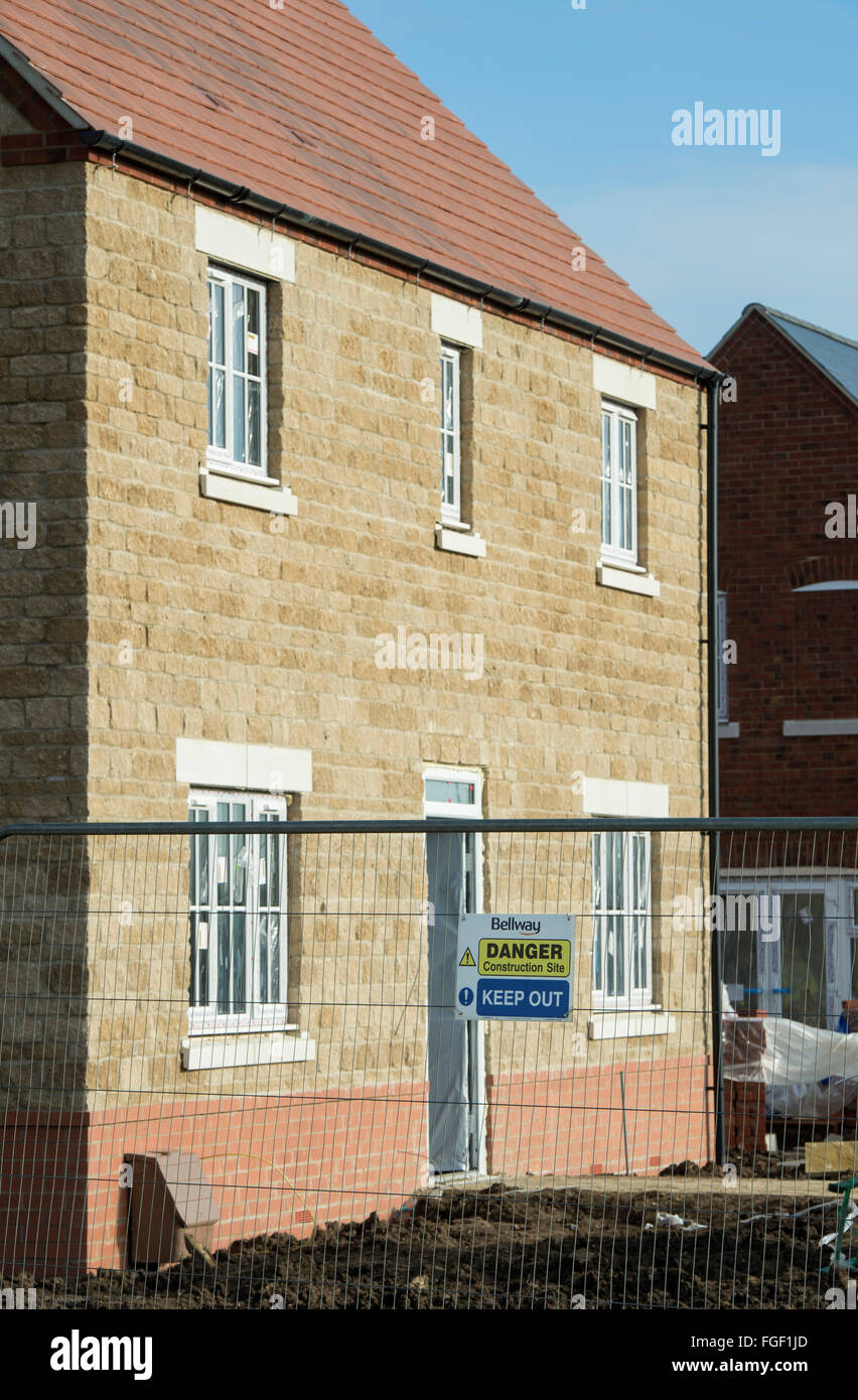 Salute e sicurezza pericolo tenere fuori segno sulla recinzione perimetrale di alloggiamento Bellway sito in costruzione, Bicester, Oxfordshire, Inghilterra Foto Stock