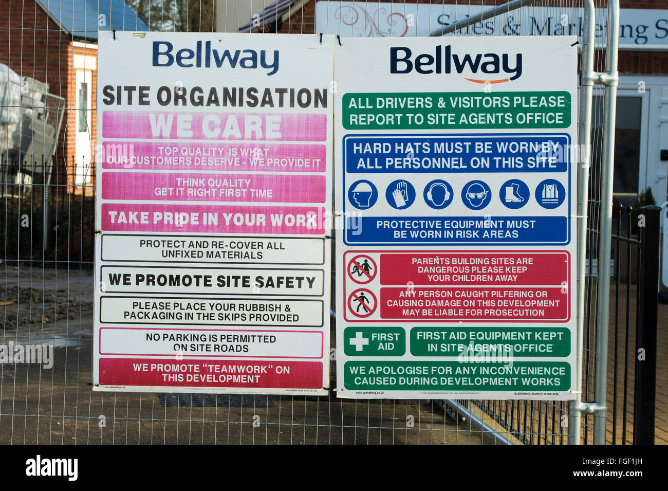 La salute e i segnali per la sicurezza posti sul perimetro della scatola Bellway sito in costruzione in Kingsmere, Bicester, Oxfordshire, Inghilterra Foto Stock