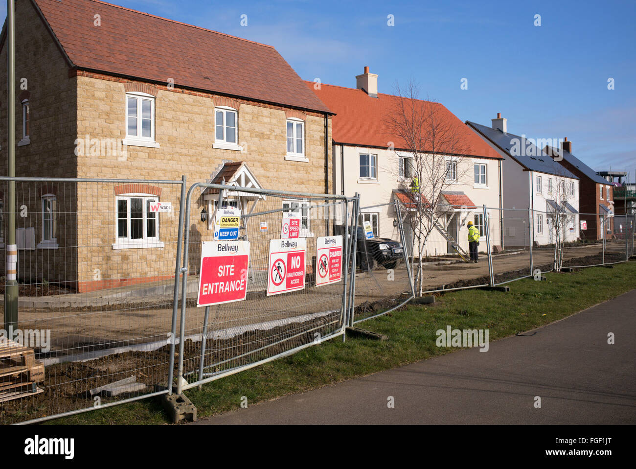 La salute e i segnali per la sicurezza posti sul perimetro della scatola Bellway sito in costruzione in Kingsmere, Bicester, Oxfordshire, Inghilterra Foto Stock