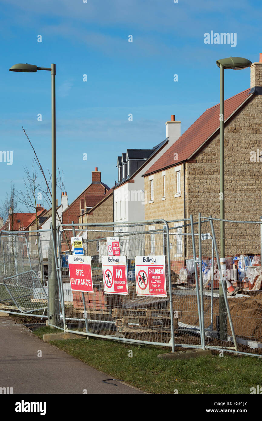 La salute e i segnali per la sicurezza posti sul perimetro della scatola Bellway sito in costruzione in Kingsmere, Bicester, Oxfordshire, Inghilterra Foto Stock