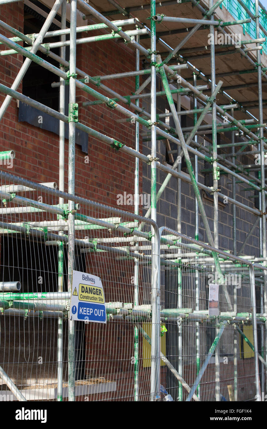 La salute e i segnali per la sicurezza posti sul perimetro della scatola Bellway sito in costruzione in Kingsmere, Bicester, Oxfordshire, Inghilterra Foto Stock