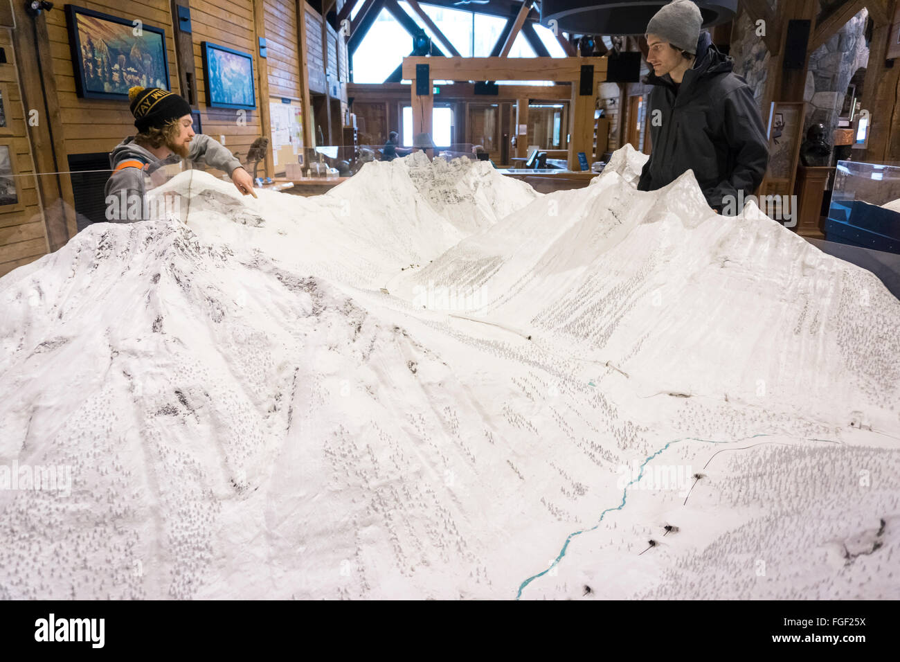 Un piccolo gruppo di amici lookg un modello 3D della locale mountas per capire la terra e pianificare le loro rotte Glacier Nial Foto Stock