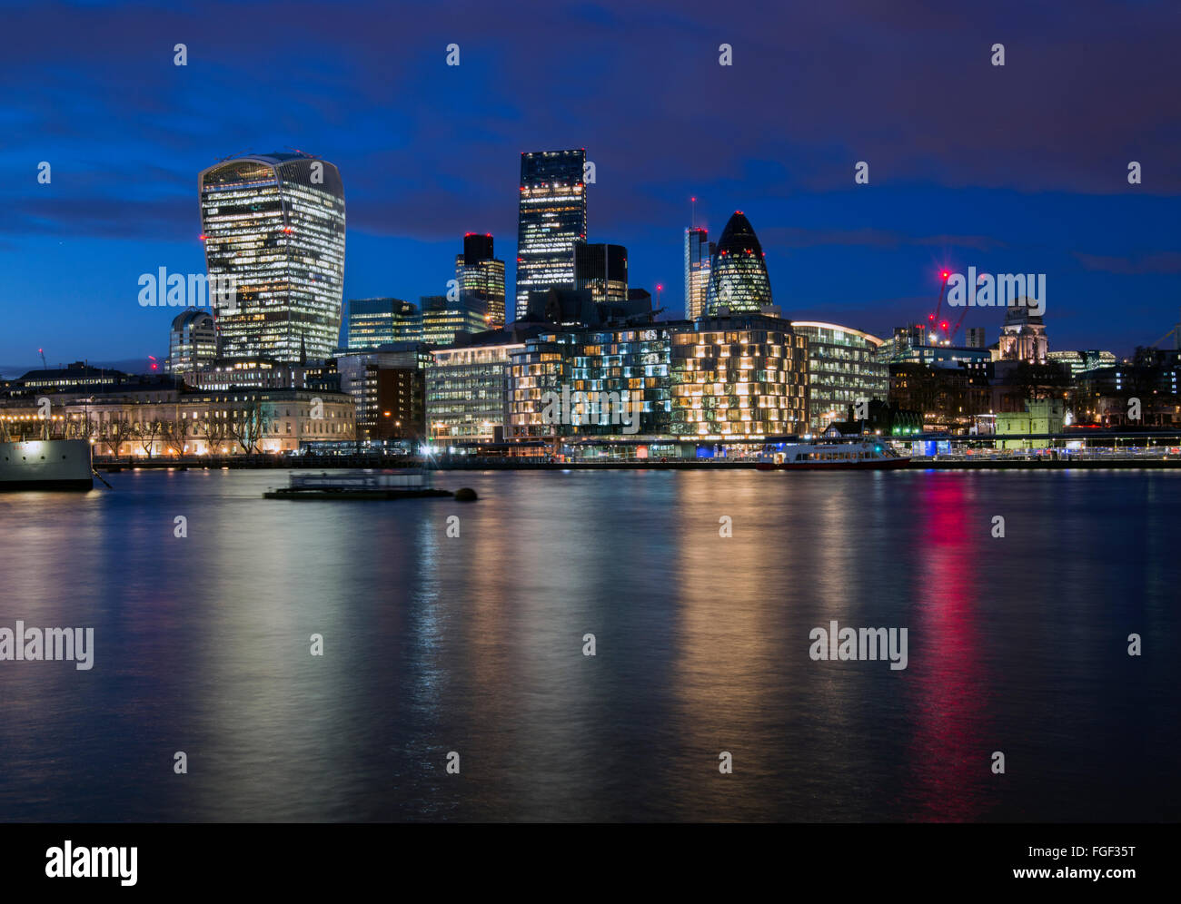 Ora blu nello skyline del quartiere finanziario di Londra, in Inghilterra, Regno Unito Foto Stock