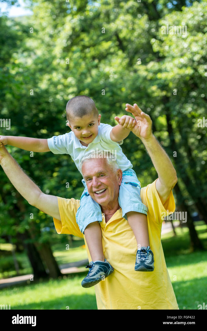 Nonno e bambino divertirsi nel parco Foto Stock