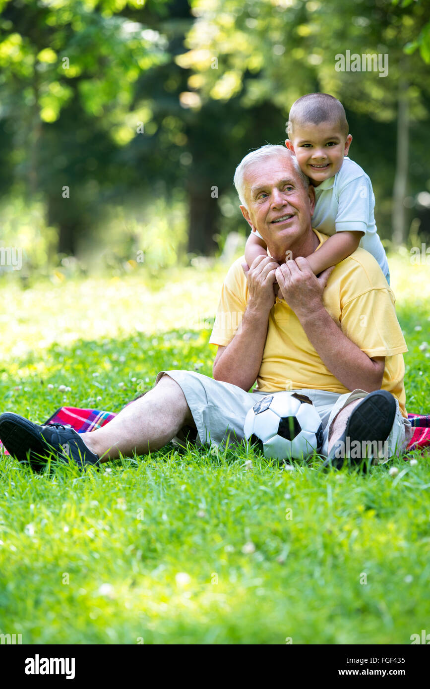 Nonno e bambino divertirsi nel parco Foto Stock