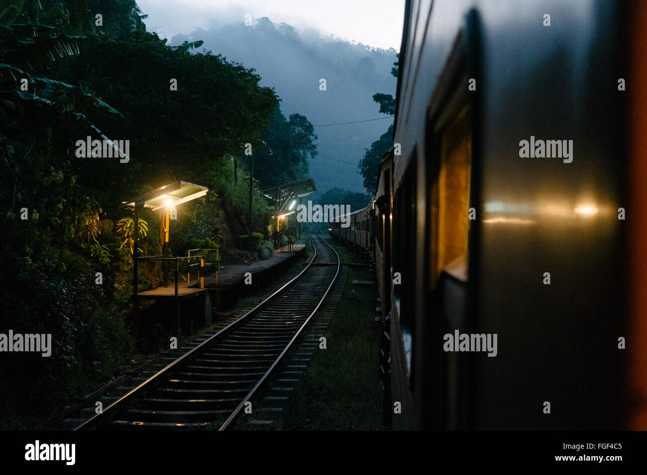 Un inizio di mattina di treno in Sri Lanka da Kandy a Hatton. Foto Stock