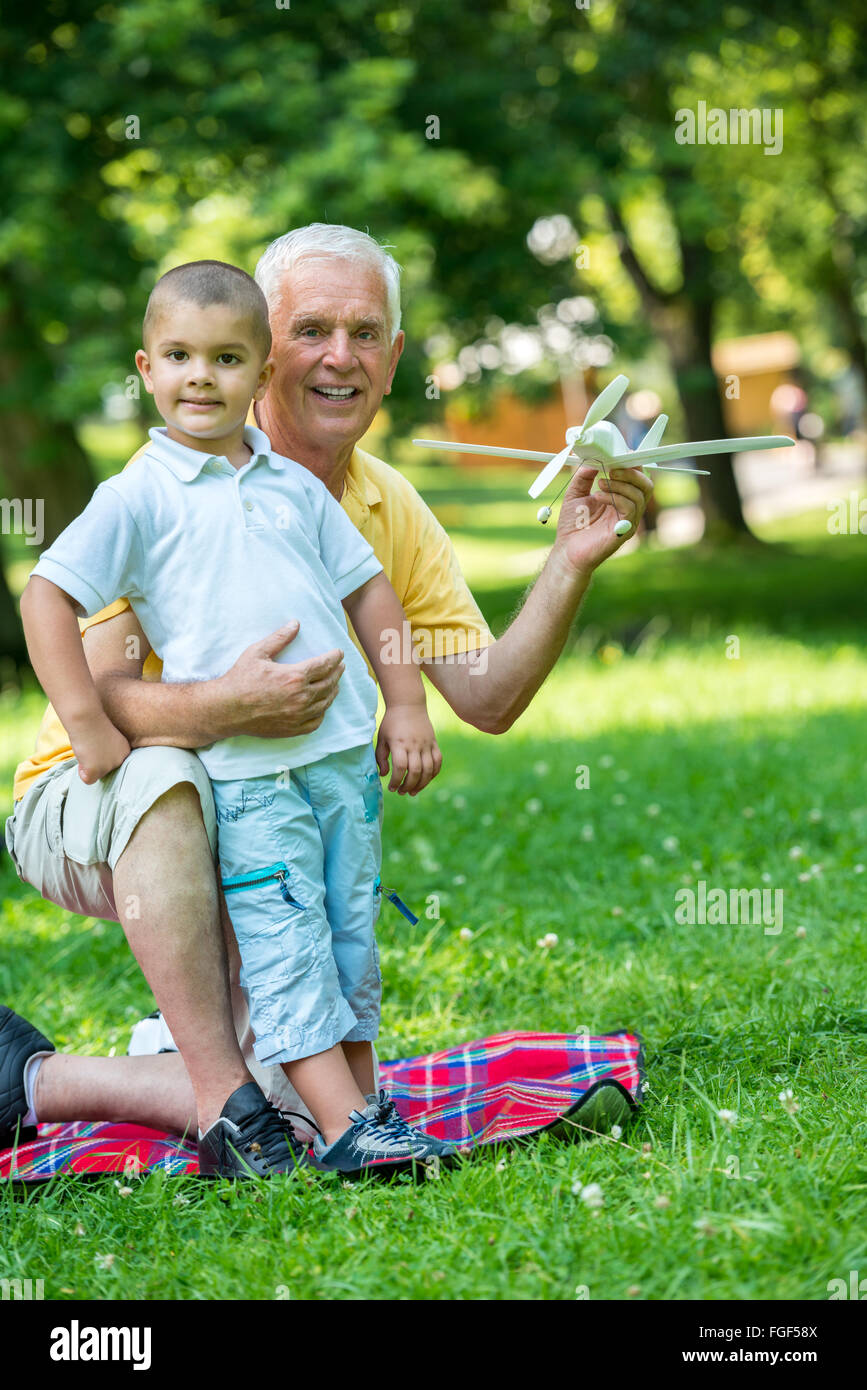 Nonno e bambino divertirsi nel parco Foto Stock