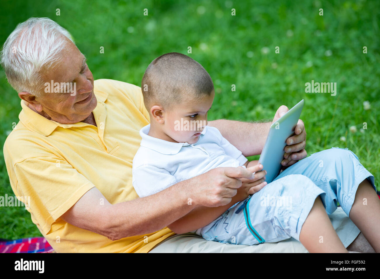 Nonno e il bambino in posizione di parcheggio utilizzando tablet Foto Stock