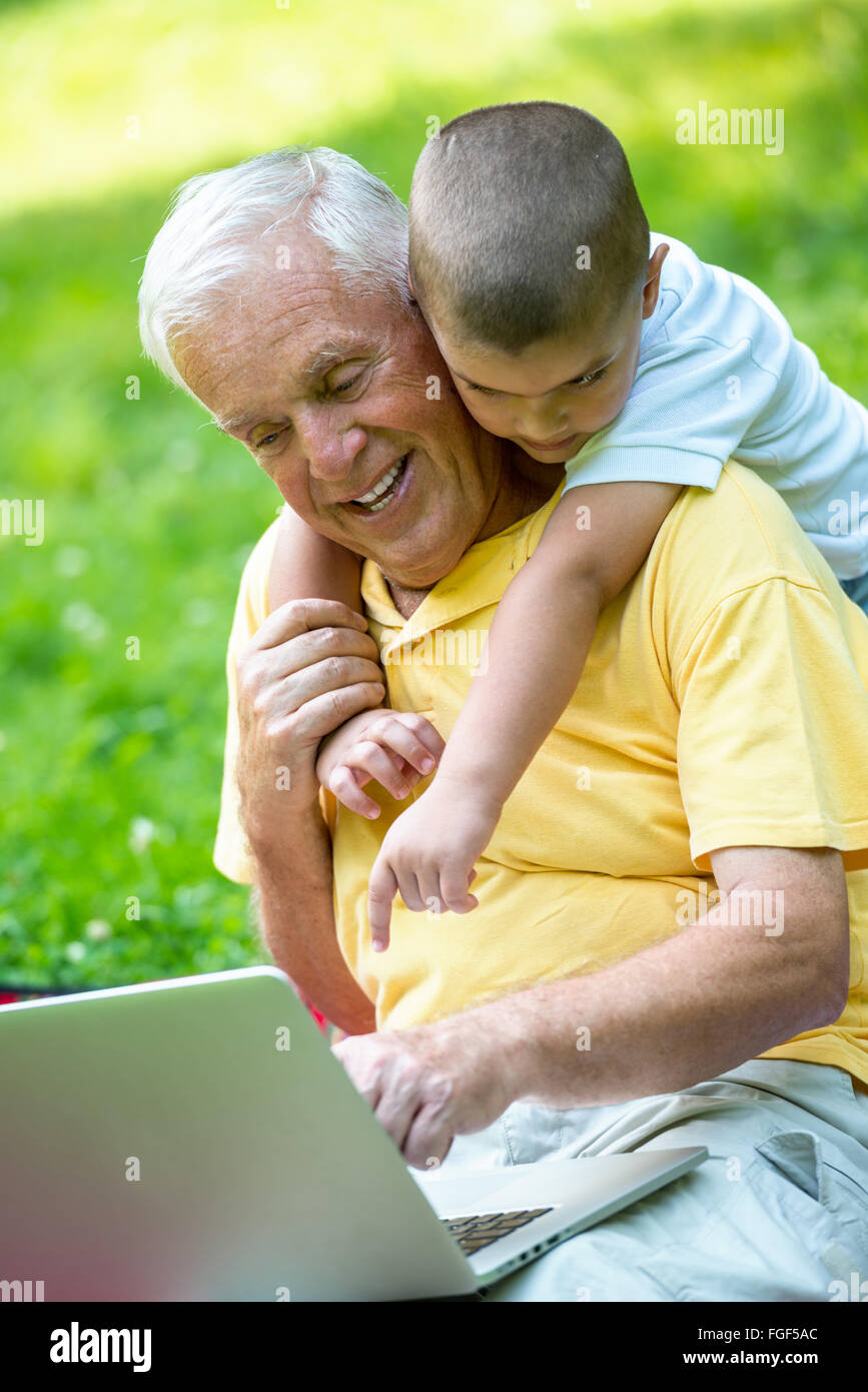 Nonno e il bambino utilizzando laptop Foto Stock