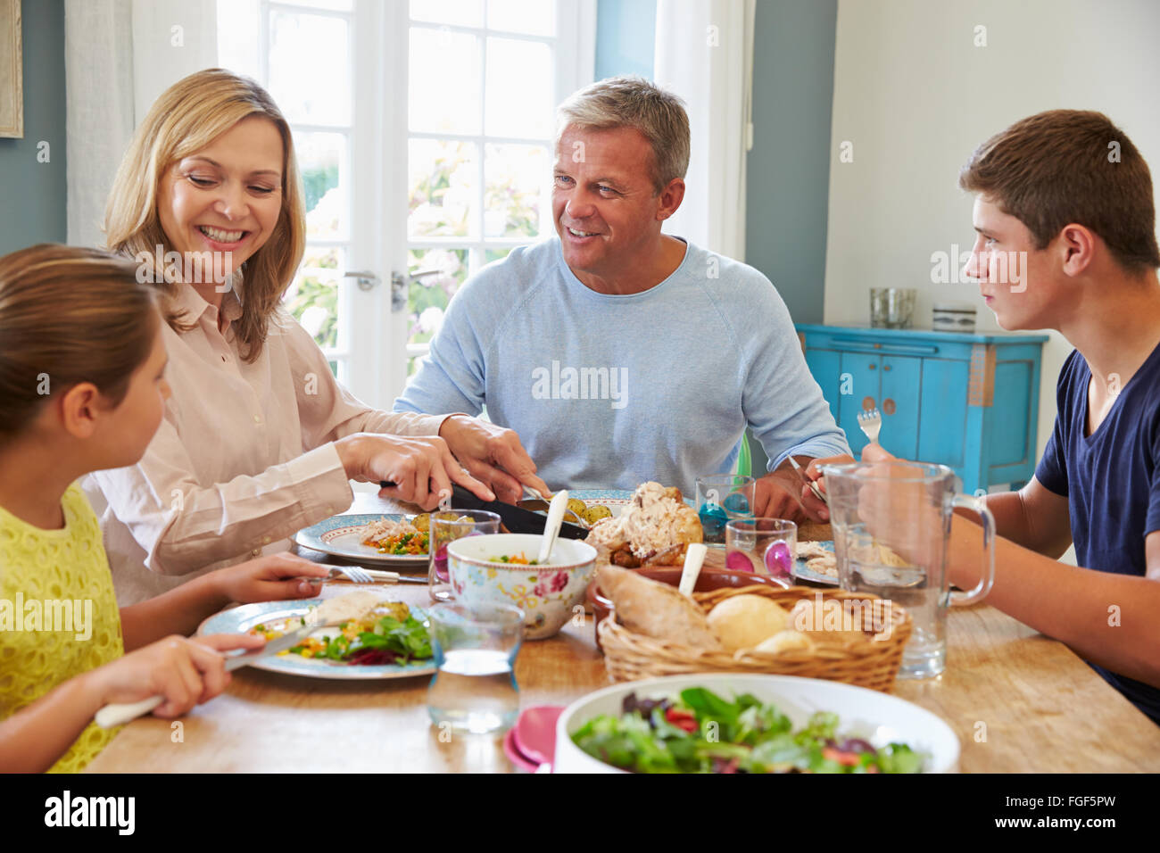 Famiglia godendo di pasto a casa insieme Foto Stock