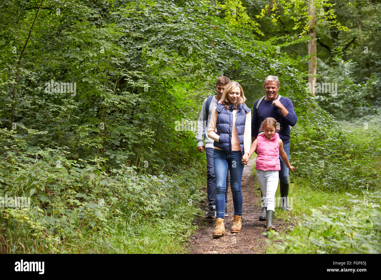 Famiglia sulla passeggiata attraverso la bellissima campagna Foto Stock
